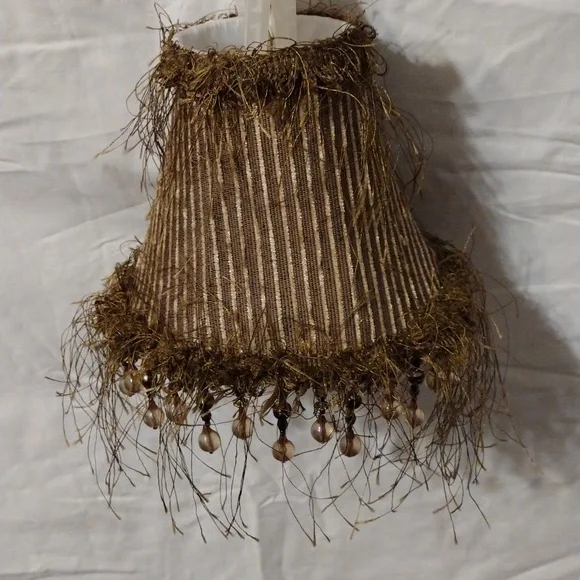 Vintage, small lamp shade measures 6 in across - Picture 1 of 5